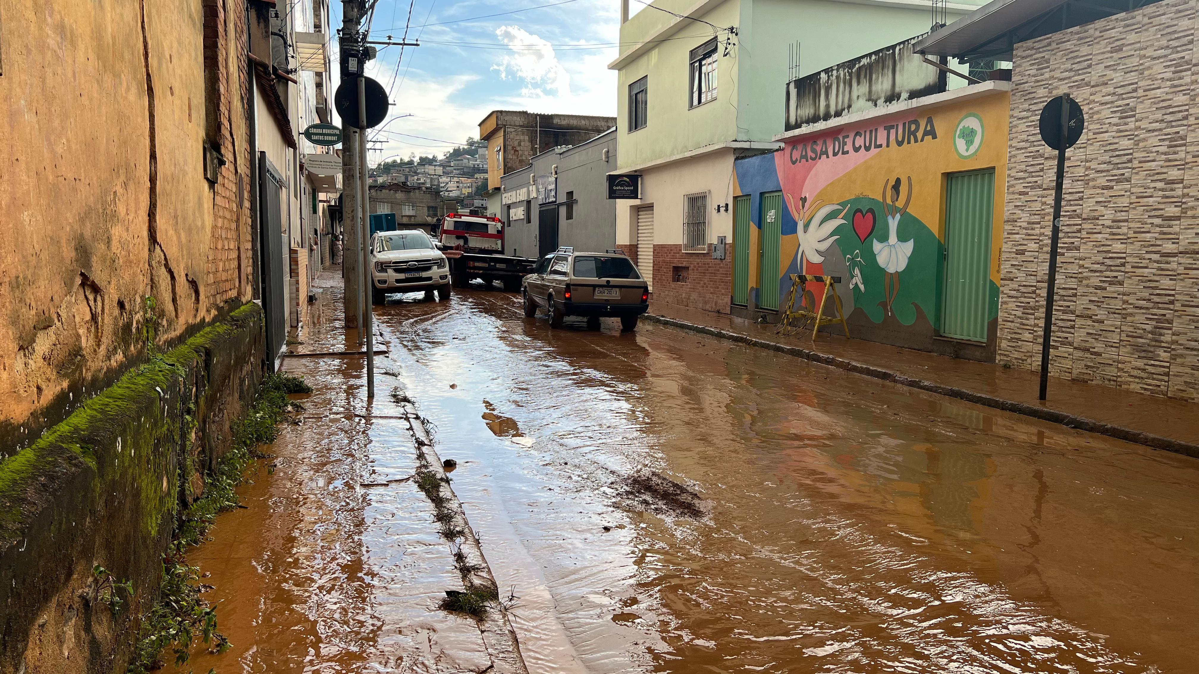 Vídeos: tempestade provoca alagamentos, queda de árvores e causa transtornos em Santos Dumont